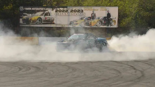 Kadın driftçiler piste indi, şov yaptı