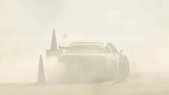 Kadın driftçiler piste indi, şov yaptı