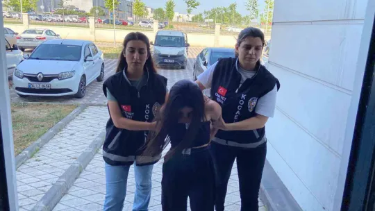 Kadın maganda genç kızlara dehşeti yaşattı