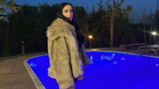 Kadın maganda genç kızlara dehşeti yaşattı