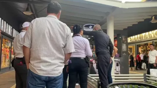Mağazada 'İçeriyi mi gözetliyorsun' kavgası!