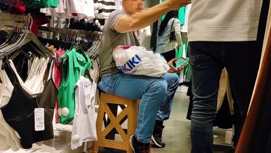 Mağazada 'İçeriyi mi gözetliyorsun' kavgası!