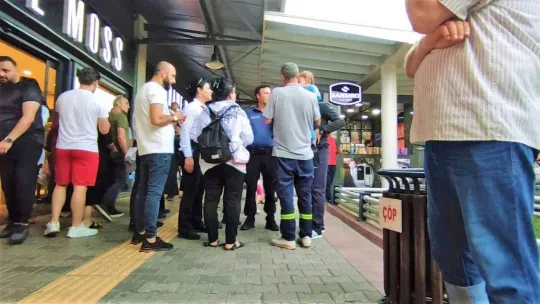 Mağazada 'İçeriyi mi gözetliyorsun' kavgası!