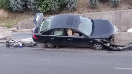 Kadın sürücü tırı sollamak isterken bariyerlere çarptı: 2 yaralı!