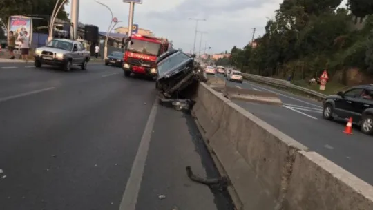 Kadın sürücü tırı sollamak isterken bariyerlere çarptı: 2 yaralı!