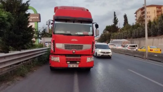 Kadın sürücü tırı sollamak isterken bariyerlere çarptı: 2 yaralı!