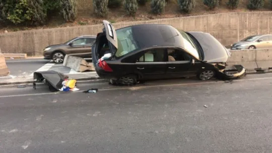 Kadın sürücü tırı sollamak isterken bariyerlere çarptı: 2 yaralı!