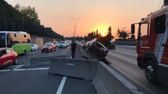 Kadın sürücü tırı sollamak isterken bariyerlere çarptı: 2 yaralı!
