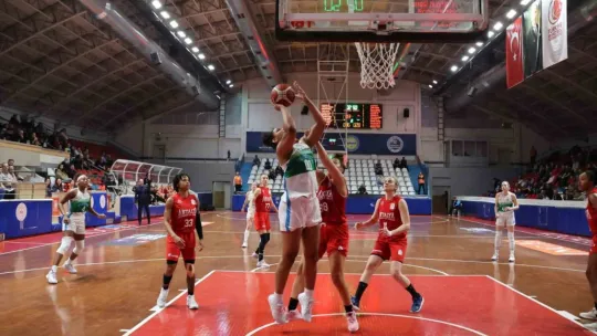 İzmit Belediyespor evinde farklı galip geldi: : 102-79