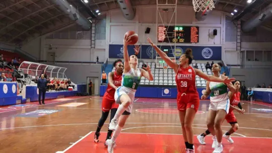İzmit Belediyespor evinde farklı galip geldi: : 102-79