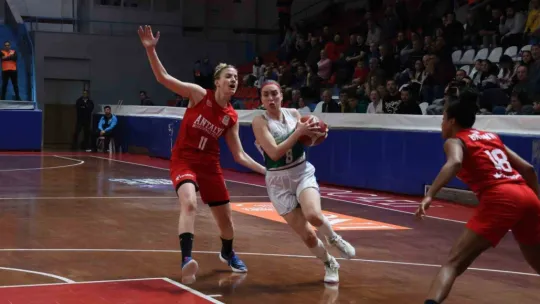 İzmit Belediyespor evinde farklı galip geldi: : 102-79