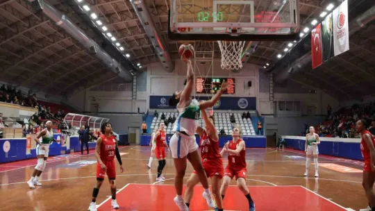 İzmit Belediyespor evinde farklı galip geldi: : 102-79