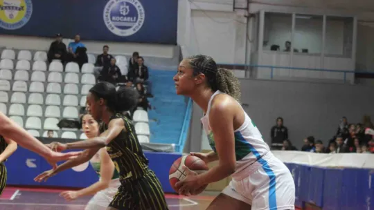 İzmit Belediyespor evinde Çankaya Üniversitesi'ni mağlup etti