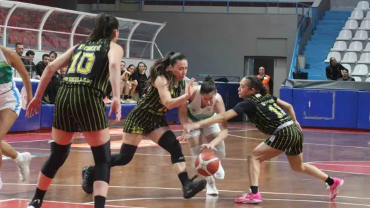 İzmit Belediyespor evinde Çankaya Üniversitesi'ni mağlup etti