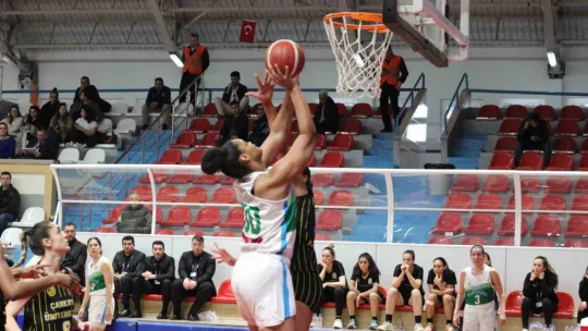 İzmit Belediyespor evinde Çankaya Üniversitesi'ni mağlup etti