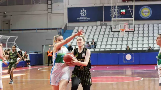 İzmit Belediyespor evinde Çankaya Üniversitesi'ni mağlup etti
