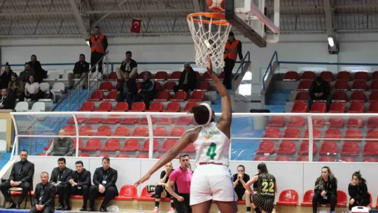 İzmit Belediyespor evinde Çankaya Üniversitesi'ni mağlup etti