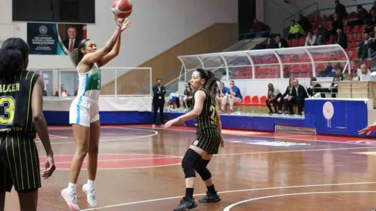 İzmit Belediyespor evinde Çankaya Üniversitesi'ni mağlup etti