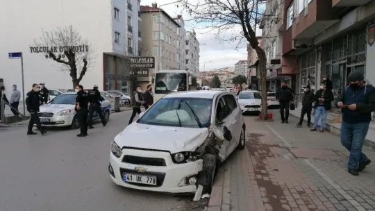 Kafa kafaya çarpışan araçlardan biri yayaya çarptı: 3 yaralı