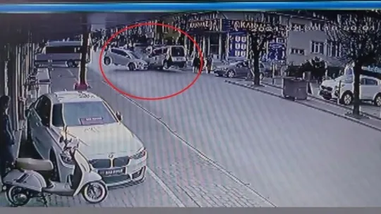 Kafa kafaya çarpışan araçlardan biri yayaya çarptı: 3 yaralı
