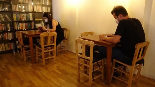 Kafeye kütüphane kurdu