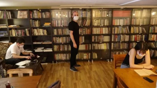 Kafeye kütüphane kurdu