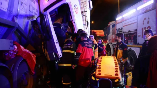 Sürücü kağıt gibi ezilen tırda sıkışıp kaldı