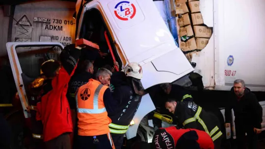 Sürücü kağıt gibi ezilen tırda sıkışıp kaldı