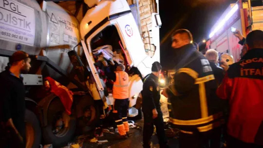 Sürücü kağıt gibi ezilen tırda sıkışıp kaldı