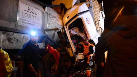 Sürücü kağıt gibi ezilen tırda sıkışıp kaldı