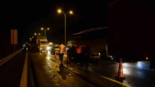 Sürücü kağıt gibi ezilen tırda sıkışıp kaldı