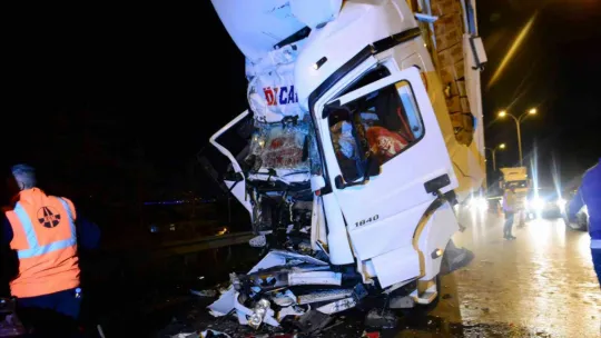 Sürücü kağıt gibi ezilen tırda sıkışıp kaldı