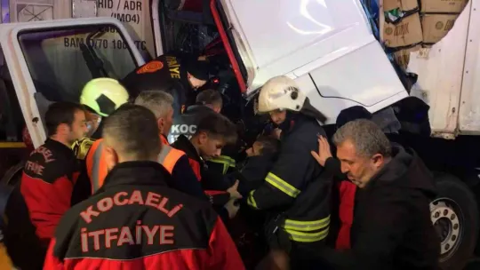 Sürücü kağıt gibi ezilen tırda sıkışıp kaldı