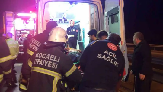 Sürücü kağıt gibi ezilen tırda sıkışıp kaldı
