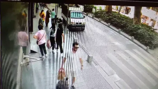 Kağıt toplayıcısı kamyonetin kasasından düştü