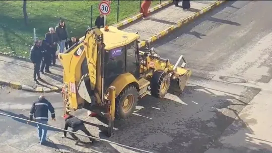 İş makinesinin altında kalan çocuk kurtarıldı
