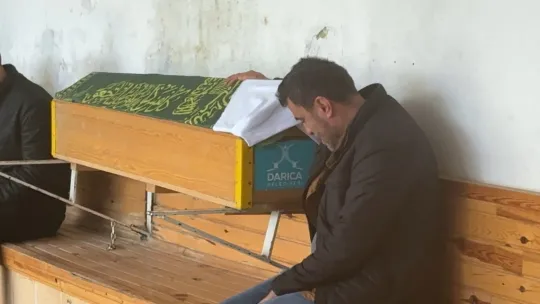 İş makinesinin altında kalan çocuk kurtarıldı