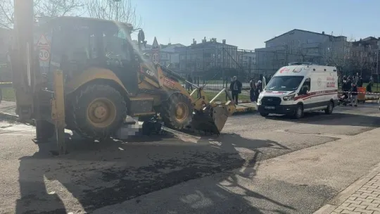 İş makinesinin altında kalan çocuk kurtarıldı