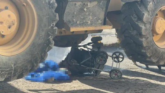 İş makinesinin altında kalan çocuk kurtarıldı