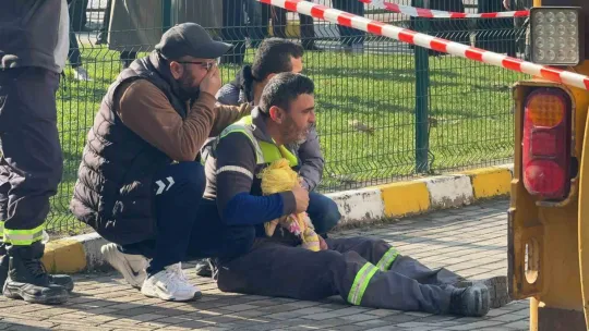 İş makinesinin altında kalan çocuk kurtarıldı