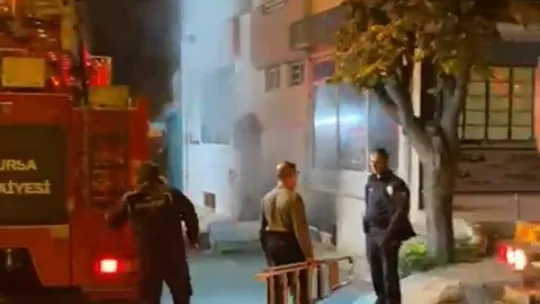 Kaldığı apartmanı 3 gün üst üste yaktı