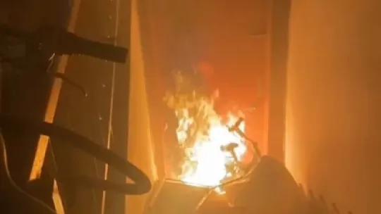 Kaldığı apartmanı 3 gün üst üste yaktı