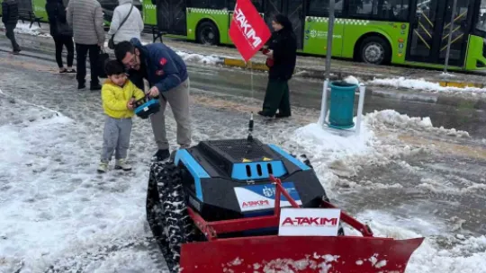 Kaldırımlar robotik araçlarla kardan temizleniyor