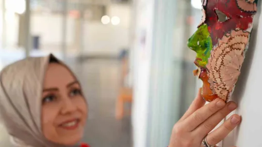 Kalemtıraş atıklarından sanat eserine