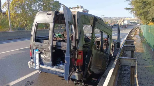 Kalorifer motorundan çıkan yangın aracı hurdaya çevirdi