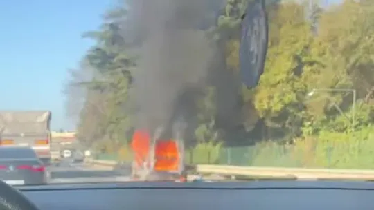 Kalorifer motorundan çıkan yangın aracı hurdaya çevirdi