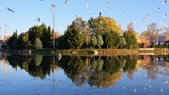 Kalp şeklini andıran gölet güzelliği ile görenleri büyülüyor