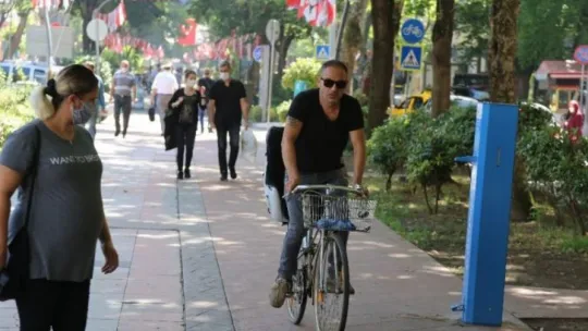 Kamerayı gören maskesini taktı