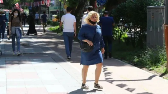 Kamerayı gören maskesini taktı