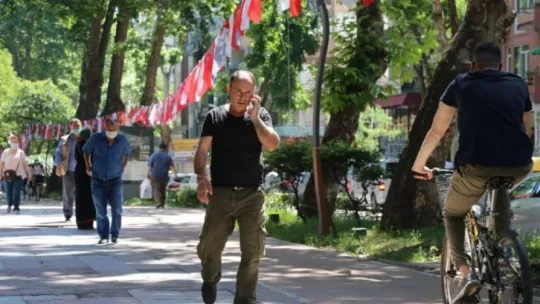 Kamerayı gören maskesini taktı
